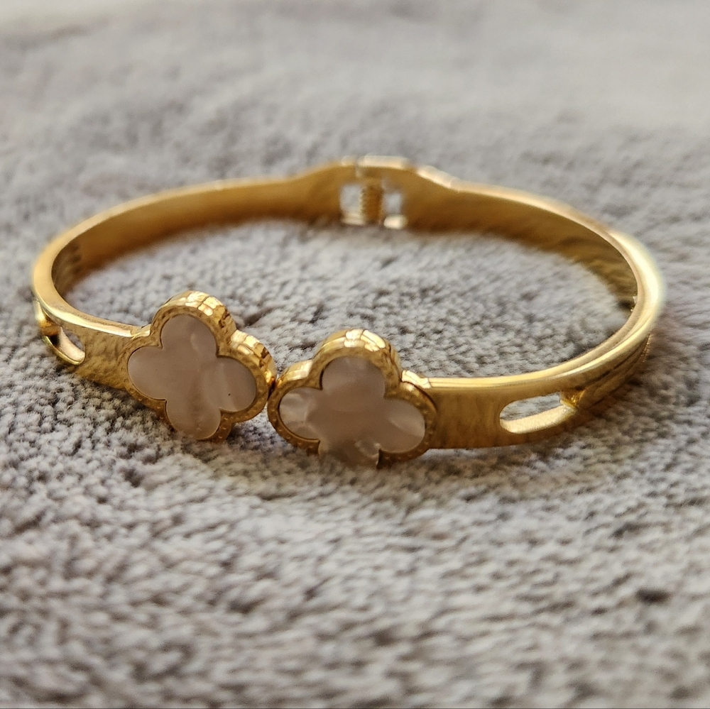 Gold Plated Pearl Clover Clasp Bracelet NWOT